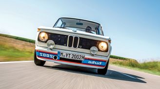 Smysl zrcadlově obráceného textu – řidič vpředu spatří v zrcátku nápis Turbo a preventivně opustí levý pruh dálnice. Přední spoiler dělal auto mohutnějším. Smysl zrcadlově obráceného textu – řidič vpředu spatří v zrcátku nápis Turbo a preventivně opustí levý pruh dálnice. Přední spoiler dělal auto mohutnějším.