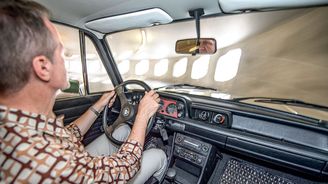 Pěnový věnec sportovního volantu kryje umělá kůže. Rychloměr do 240 km/h a otáčkoměr na 6400/min jsou červeně orámované. Pěnový věnec sportovního volantu kryje umělá kůže. Rychloměr do 240 km/h a otáčkoměr na 6400/min jsou červeně orámované.