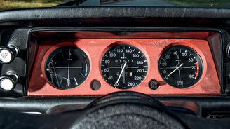 Rychloměr do 240 km/h a otáčkoměr na 6400/min jsou červeně orámované. Rychloměr do 240 km/h a otáčkoměr na 6400/min jsou červeně orámované.