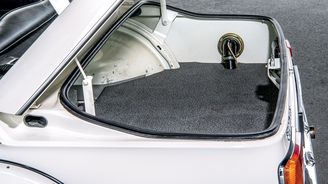 Zavazadlový prostor poskytuje podle normy měření buď 300, nebo 370 litrů objemu. Model turbo jako jediný má podběhy z třívrstvého plechu. Zavazadlový prostor poskytuje podle normy měření buď 300, nebo 370 litrů objemu. Model turbo jako jediný má podběhy z třívrstvého plechu.