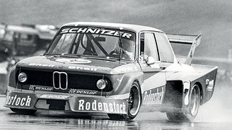 Kassel-Caldenn 1977: Peter Hennige se řítí v typu Schnitzer Turbo na letišti v závodě německého šampionátu Kassel-Caldenn 1977: Peter Hennige se řítí v typu Schnitzer Turbo na letišti v závodě německého šampionátu