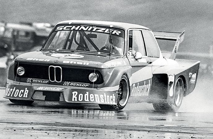 Kassel-Caldenn 1977: Peter Hennige se řítí v typu Schnitzer Turbo na letišti v závodě německého šampionátu Kassel-Caldenn 1977: Peter Hennige se řítí v typu Schnitzer Turbo na letišti v závodě německého šampionátu