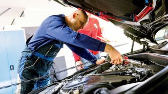 Dlouhou odstávkou obvykle trpí především startovací akumulátor, jehož prostá výměna však může stát klidně desetitisíce Dlouhou odstávkou obvykle trpí především startovací akumulátor, jehož prostá výměna však může stát klidně desetitisíce