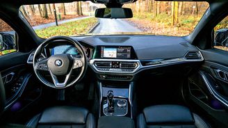 Starší verze palubní desky mnohem více sází na fyzická tlačítka než obří obrazovky. A upřímně se nám takhle zamlouvá víc. Starší verze palubní desky mnohem více sází na fyzická tlačítka než obří obrazovky. A upřímně se nám takhle zamlouvá víc.