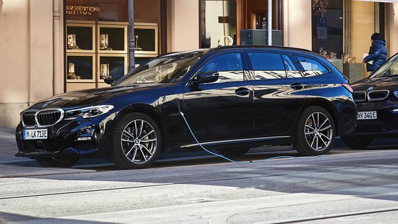 BMW řady 3 představuje tři nové plug-in hybridy. I se čtyřkolkou zaparkujete na modré zdarma