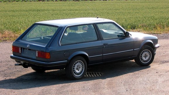 První kombíky BMW E30 vznikly v Nizozemí. A byly jen třídveřové