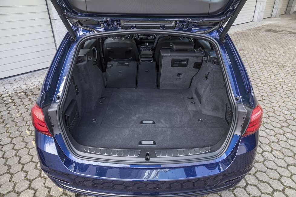 Kufr o objemu 495 litrů je ve střední třídě malý, i když Audi A4 má 480 l. Octavia nabídne 610 l.
