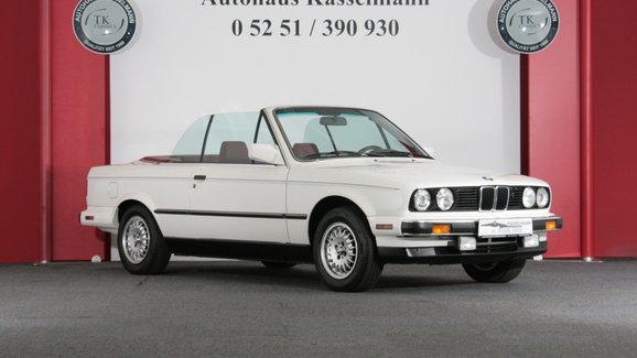 K mání je kabrio BMW 325i generace E30, které má za sebou jen 3701 km. Co říkáte na cenu?