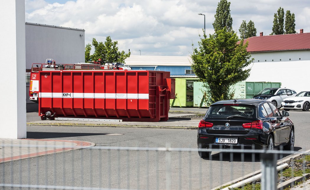 Shořelé plug-in hybridní BMW bylo ponořené asi dva týdny ve vodě v jednom z mála kontejnerů, které mají čeští hasiči k dispozici. Naštěstí nebyl v tu dobu jinde potřeba. Koupelí se zamezí dalšímu požáru akumulátoru, v němž i bez přístupu vzduchu dál probíhají chemické reakce a hoření. V plánu je pořízení kontejnerů alespoň do každého kraje, bohužel ani to nezajistí hasičům dostatečnou pružnost zásahu.