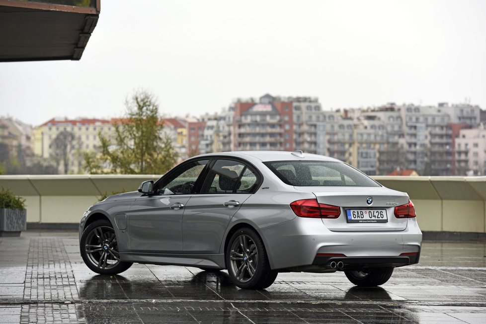 BMW 330e iPerformance M-Sport