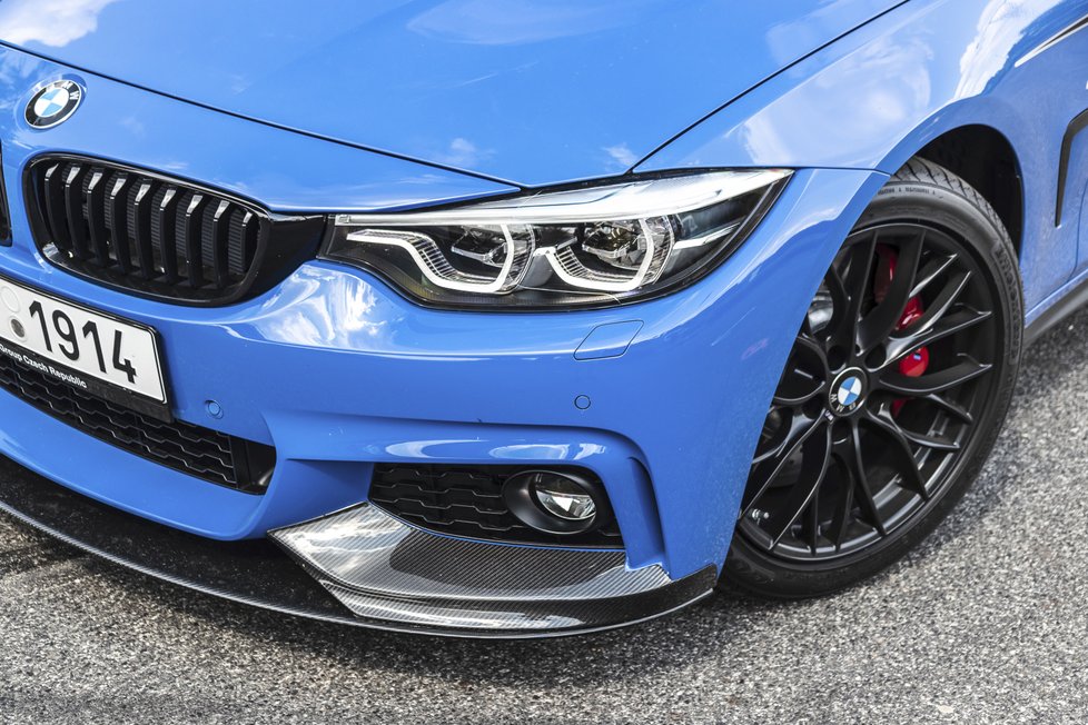 Z příslušenství BMW M Performance pochází nejen 18palcový brzdový systém za více než sto dvacet tisíc korun, ale i karbonový přední spoiler nebo koncovka výfuku