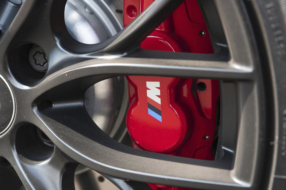 Z příslušenství BMW M Performance pochází nejen 18palcový brzdový systém za více než sto dvacet tisíc korun, ale i karbonový přední spoiler nebo koncovka výfuku
