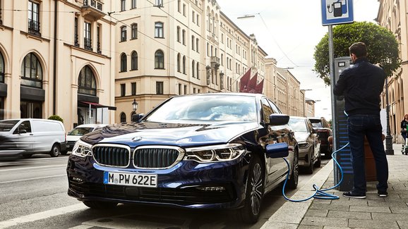 Hybridní BMW 530e nabídne delší dojezd, nižší spotřebu a nově i systém xDrive