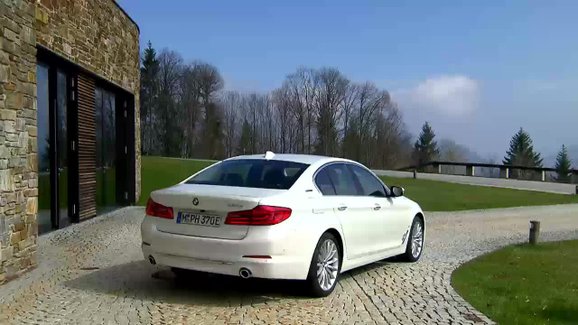 BMW 530e iPerformance je plug-in hybrid se 185 kW a bezdrátovým nabíjením
