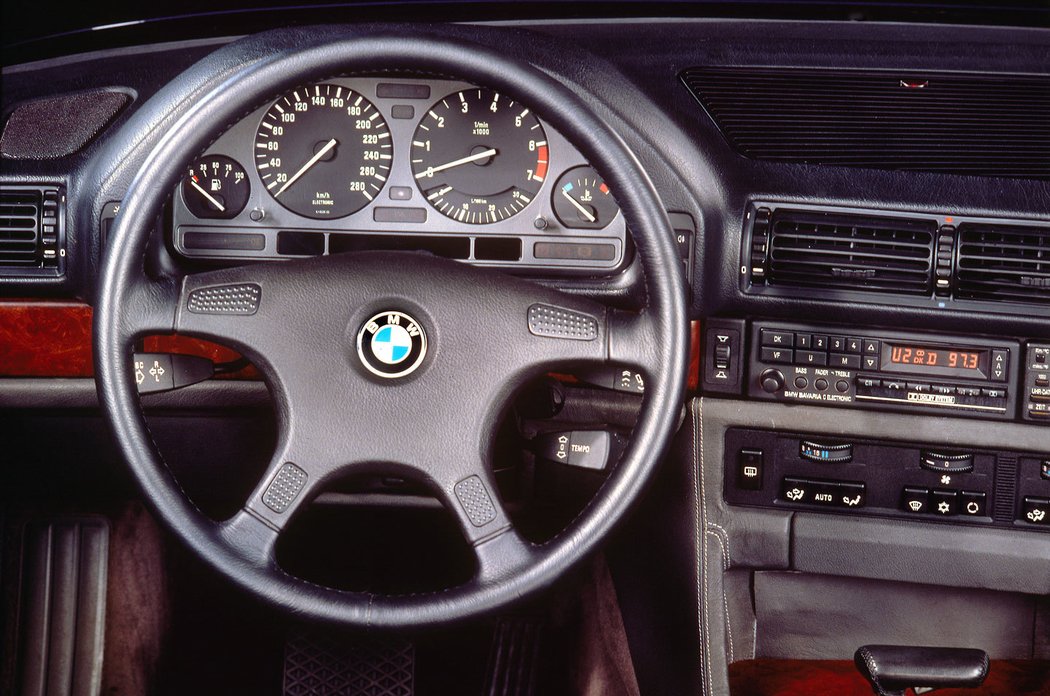 BMW řady 7 (E32) (1987)