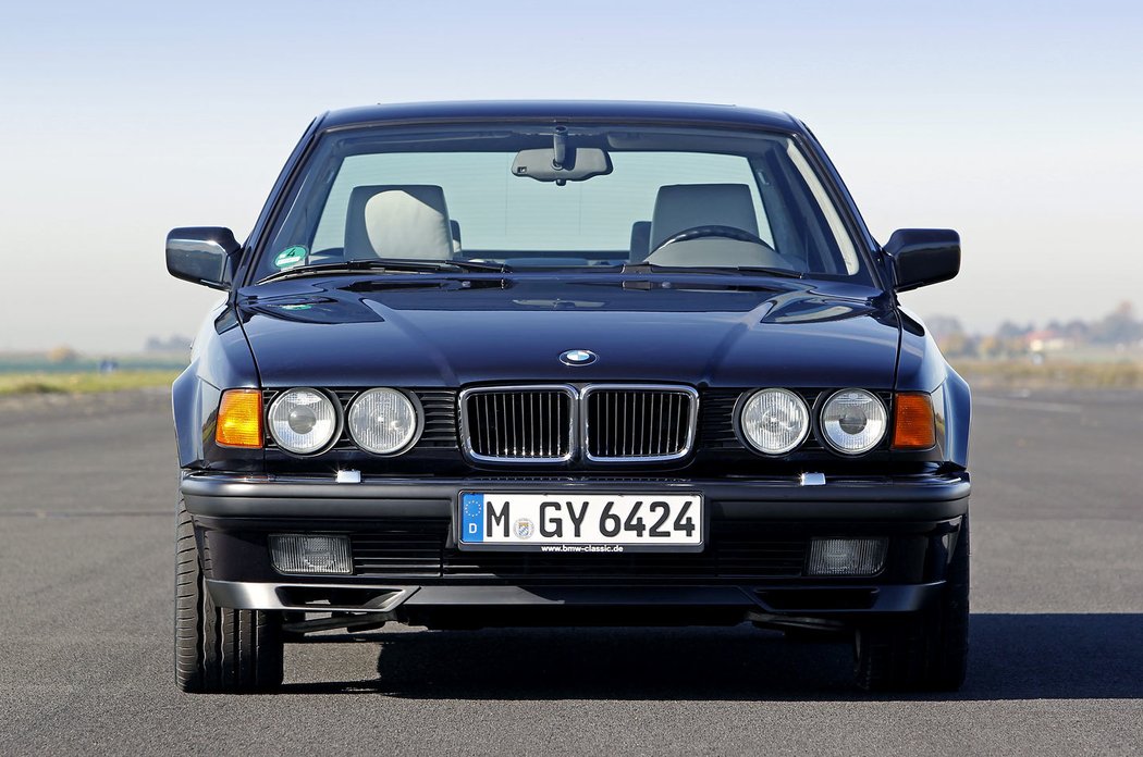 BMW řady 7 (E32) (1987)