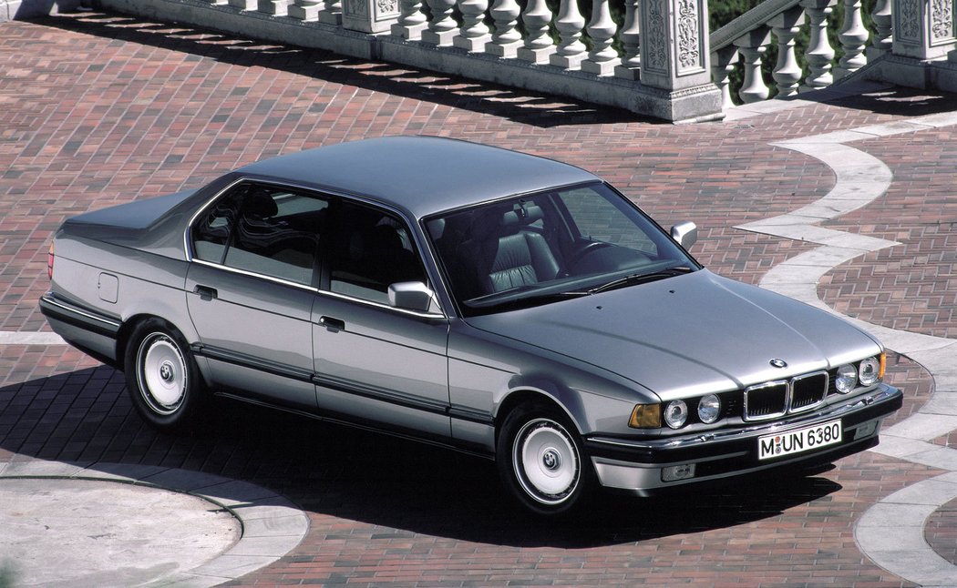 BMW řady 7 (E32) (1987)