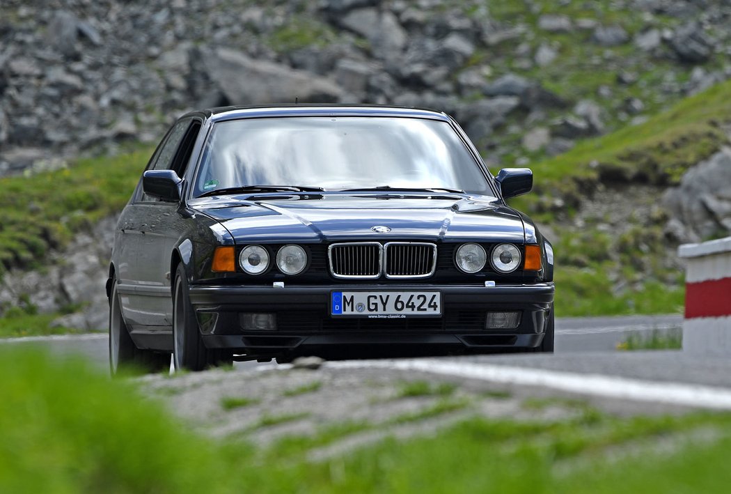 BMW řady 7 (E32) (1987)