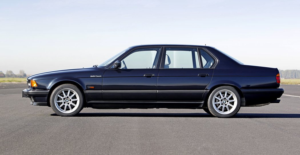 BMW řady 7 (E32) (1987)