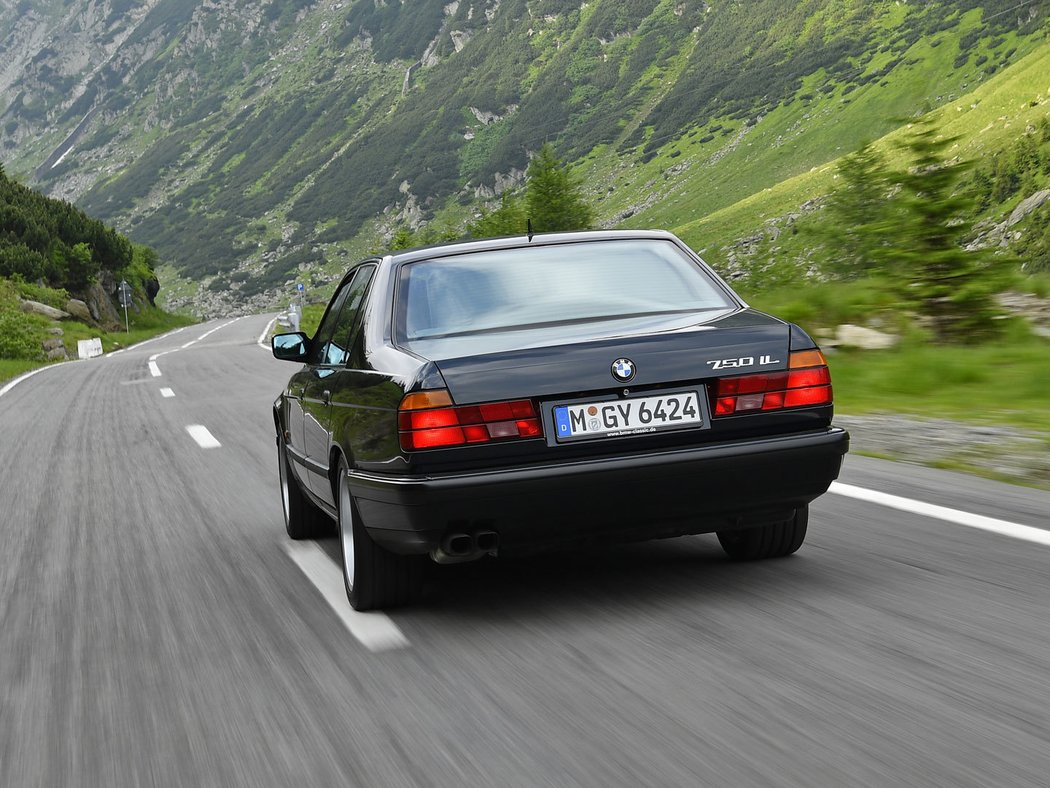 BMW řady 7 (E32) (1987)