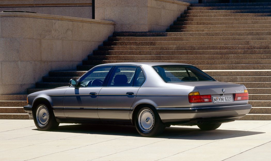 BMW řady 7 (E32) (1987)