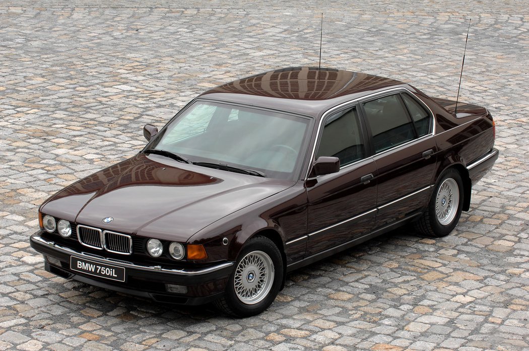 BMW řady 7 (E32) (1987)