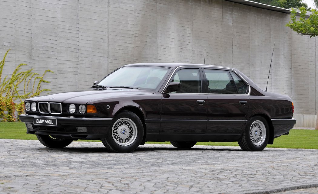 BMW řady 7 (E32) (1987)