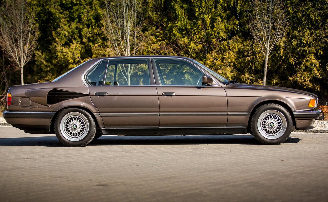 BMW řady 7 (E32) (1988)