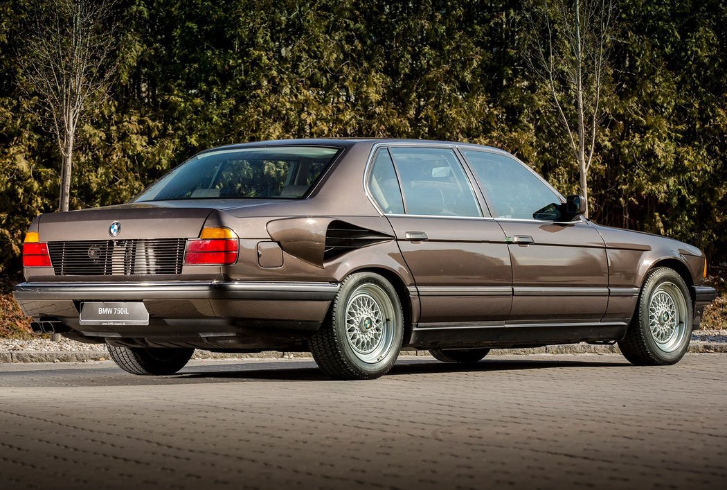 BMW řady 7 (E32) (1988)