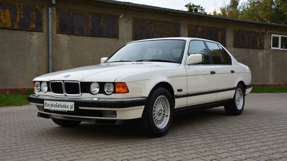 V Polsku je na prodej nejeté BMW 740i z roku 1992. Většinu života strávilo v garáži