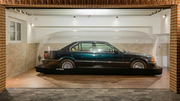 Tohle BMW 740i z roku 1997 strávilo život v "bublině". Teď může být vaše