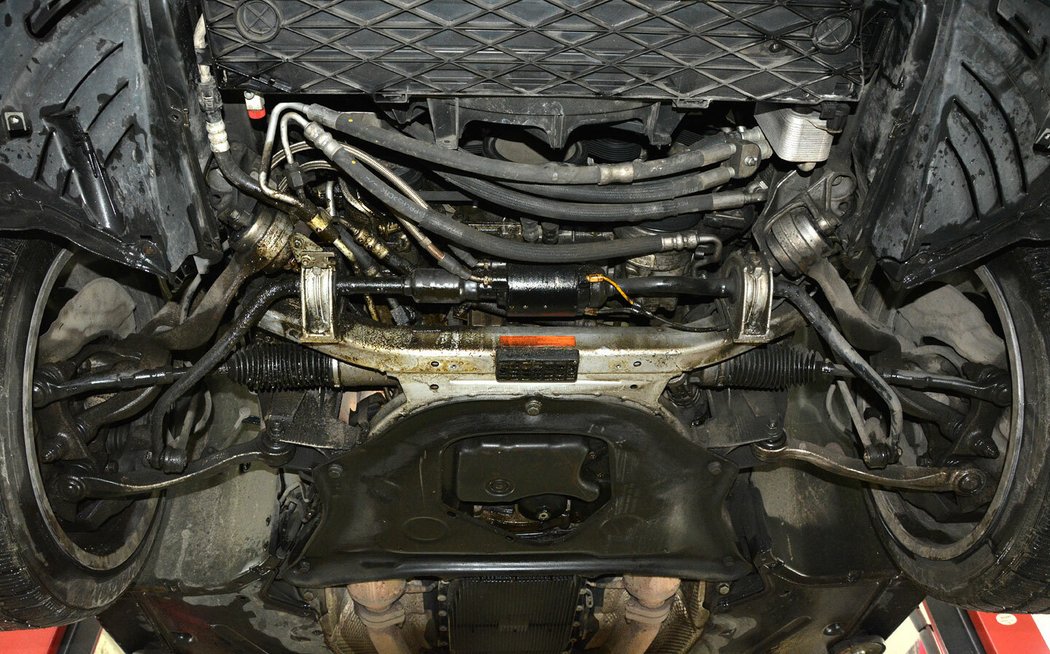 Hezky je vidět systém hydraulických stabilizátorů, ale také rozsáhlé úniky oleje z motoru. Často naleptají i ramena.