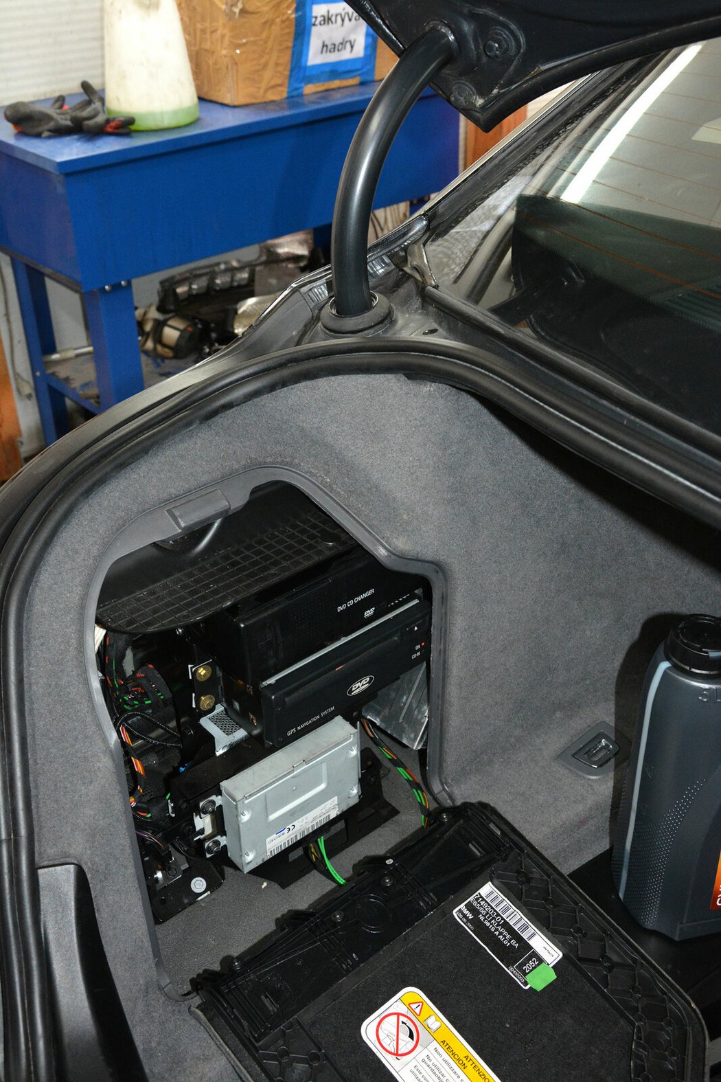 Levá strana zavazadelníku představuje uzel problémů. Obvykle sem na měniče DVD vyteče olej z jeho hydraulického pohonu. A sídlí zde zesilovač systému Logic 7, který časem slábne.