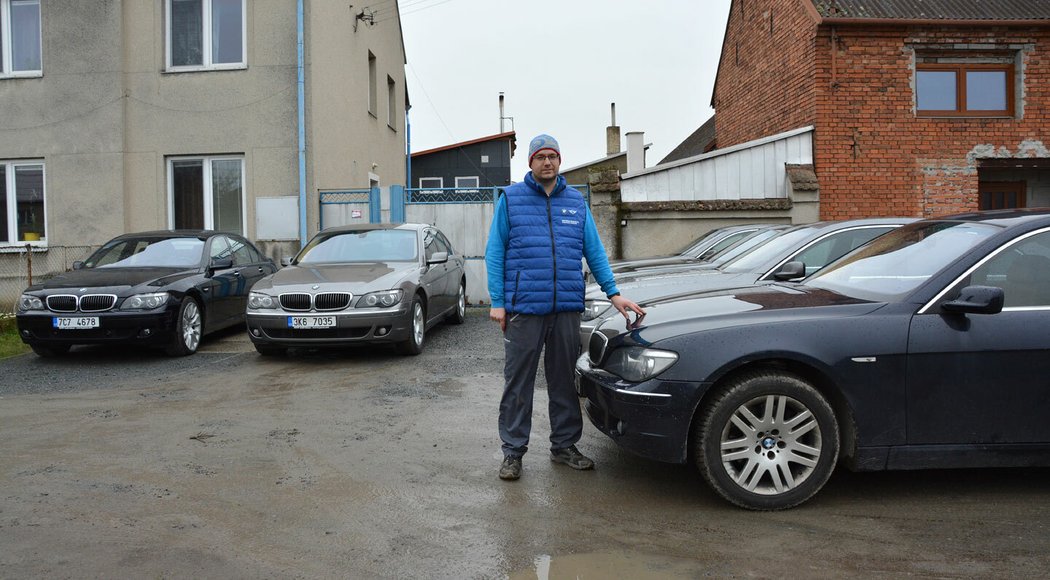 Dům Jaroslava Vážanského v Žerotíně poznáte podle několika zaparkovaných E65/E66. Jinde už tato BMW k vidění moc nejsou.