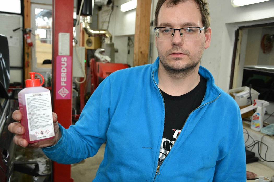 Jaroslav Važanský vystudoval počítače a mechatroniku. Na snímku s originální lahvičkou oleje do ovládání kufru, která má mnohem levnější náhradu přímo od Shellu.