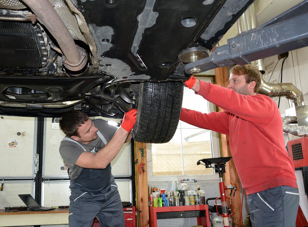 Většina E65 má vůle v podvozku, které však méně citlivý řidič díky skvělému odhlučnění moc nevnímá. Jejich kontrola je nutnou součástí každé servisní inspekce.