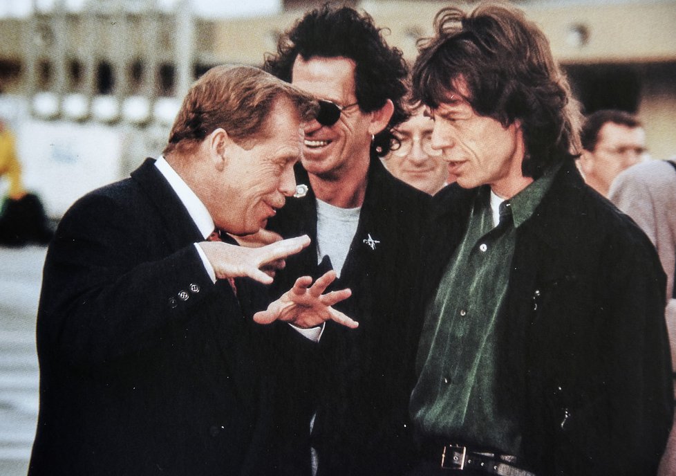 Prezident Československa Václav Havel spolu s členy skupiny Rolling Stones (Praha, 1990)