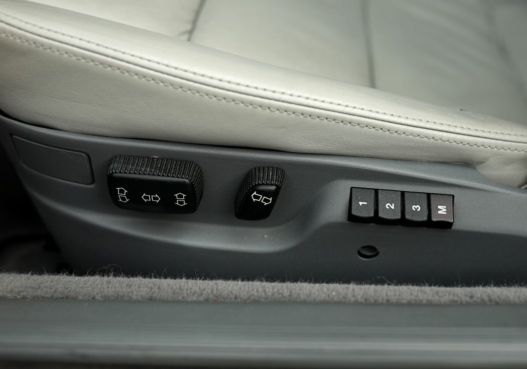 Přední sedadla jsou standardně elektricky stavitelná, včetně tří pamětí pro sedadlo řidiče, volant a vnější zpětná zrcátka
