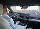 Nové BMW i5 můžete doslova řídit očima. Vyzkoušeli jsme to