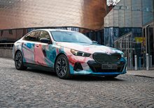 BMW na umělecké vlně: Abstraktně zbarvené i5 bude brázdit ulice Stockholmu