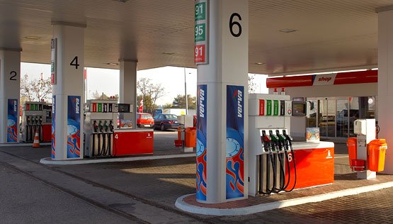 Nejvíce zaplatí řidiči u čerpacích stanic v Praze. Benzin tam stojí v průměru 34,50 Kč/l. Přes 34 korun za litr se jeho cena dostala ještě na Vysočině.