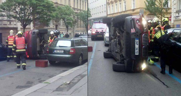 Luxusní BMW si ustlalo na boku: V Lublaňské ulici zasahovali hasiči