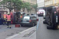 Luxusní BMW si ustlalo na boku: V Lublaňské ulici zasahovali hasiči