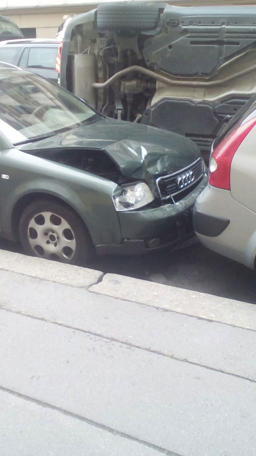 BMW v úterý ráno zablokovalo Lublaňskou ulici na Praze 2.