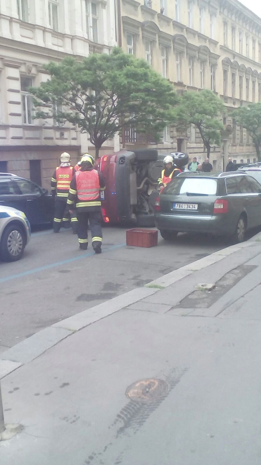 BMW v úterý ráno zablokovalo Lublaňskou ulici na Praze 2.