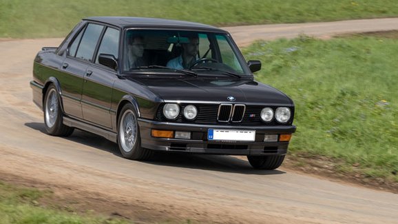Za volantem BMW M 535i: „EmPětka“ pro chudé
