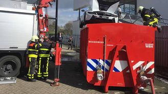 Jak bojovat s hořícím elektromobilem či hybridem? Ponořit jej do vody!  Jak bojovat s hořícím elektromobilem či hybridem? Ponořit jej do vody!