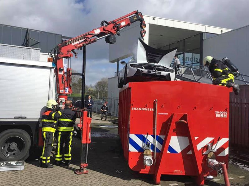 Jak bojovat s hořícím elektromobilem či hybridem? Ponořit jej do vody!