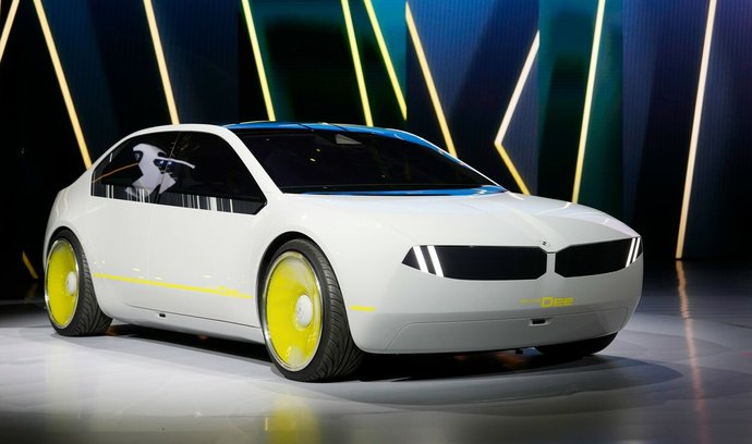 CES 2023: Elektromobil s umělou inteligencí, robot-asistent či infotainment do auta