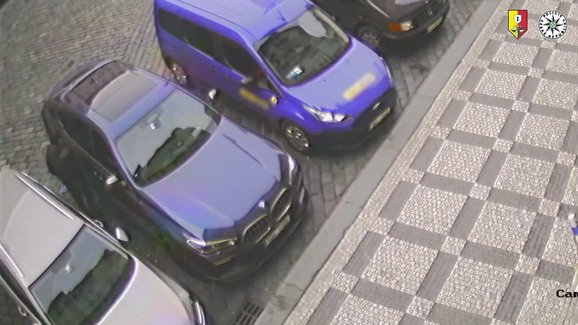 Pozor na trik tohoto zloděje v Praze! Z BMW ukradl igelitku s 1.500.000 Kč